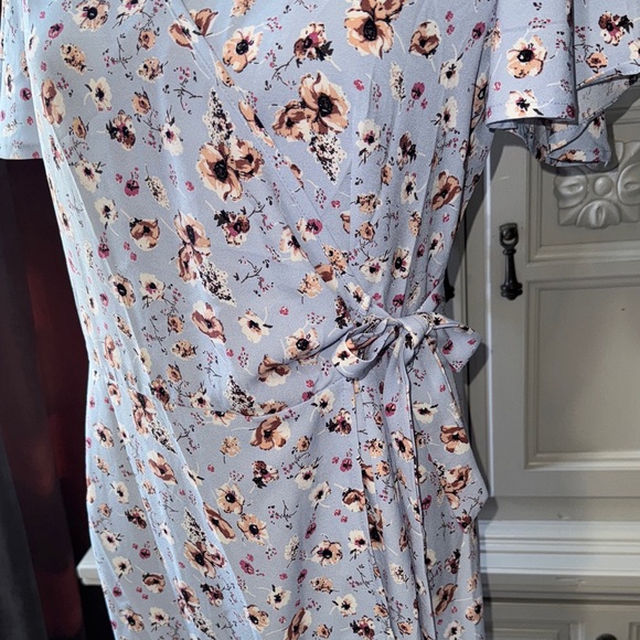 NWT Naggoo Floral V-Neck Wrap Dress Size Medium - Picture 3 of 11